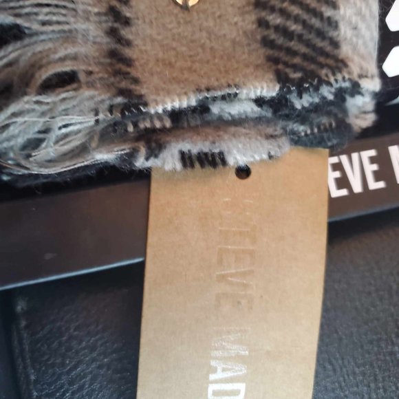 2 pc Steve Madden Wallet & Scarf Boxed Set - Picture 3 of 7